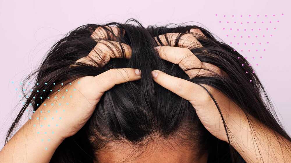 Cào tóc quá mạnh cũng khiến da đầu tổn thương gây ra gàu