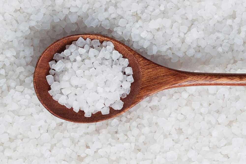 Muối là nguyên liệu hỗ trợ điều trị gàu hiệu quả