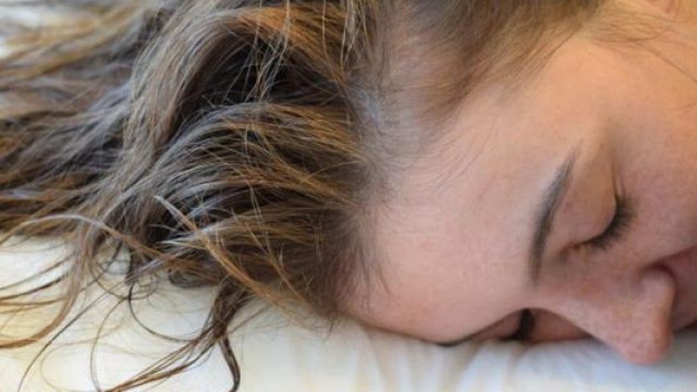 Để tóc ẩm đi ngủ là 1 trong những nguyên nhân gây ra gàu ống
