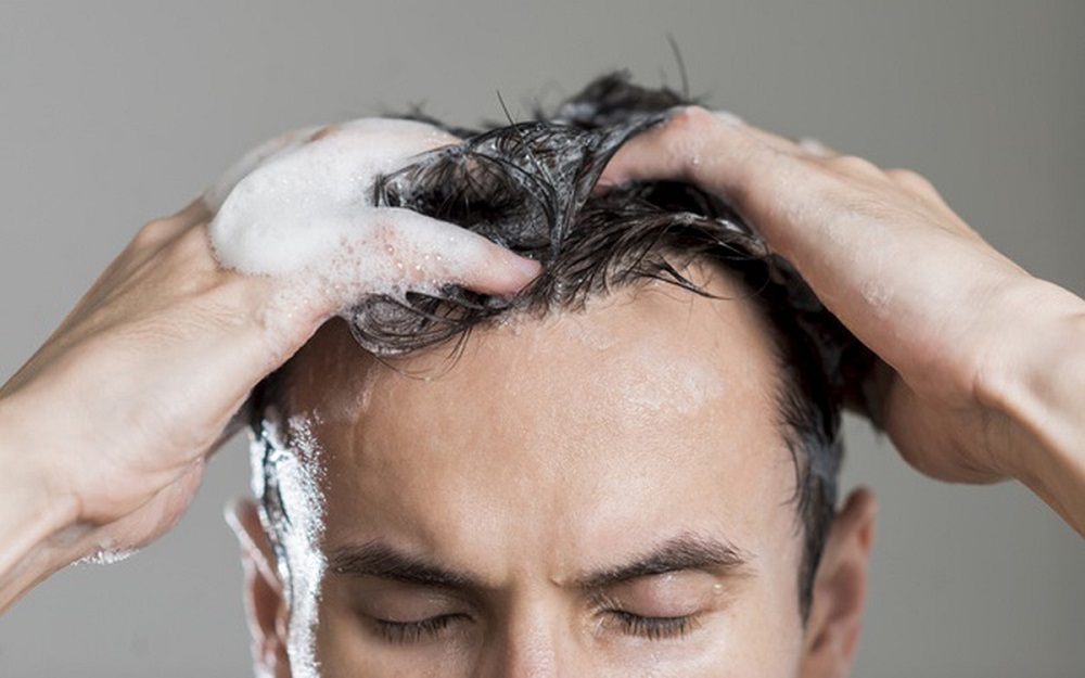 Vệ sinh tóc và da đầu sạch sẽ giúp ngăn ngừa nấm da đầu hình thành